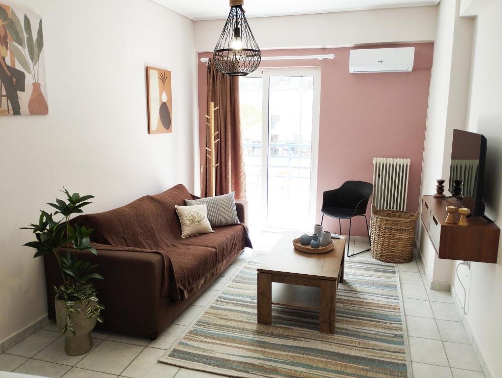 sala de estar con sofá y mesa en Όμορφο δίχωρο διαμέρισμα στο κέντρο της πόλης, en Kalamata