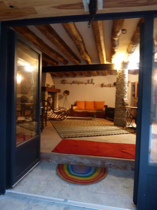 - une vue sur le salon depuis une fenêtre en verre dans l'établissement L'étable du Vercors, à Saint-Agnan-en-Vercors