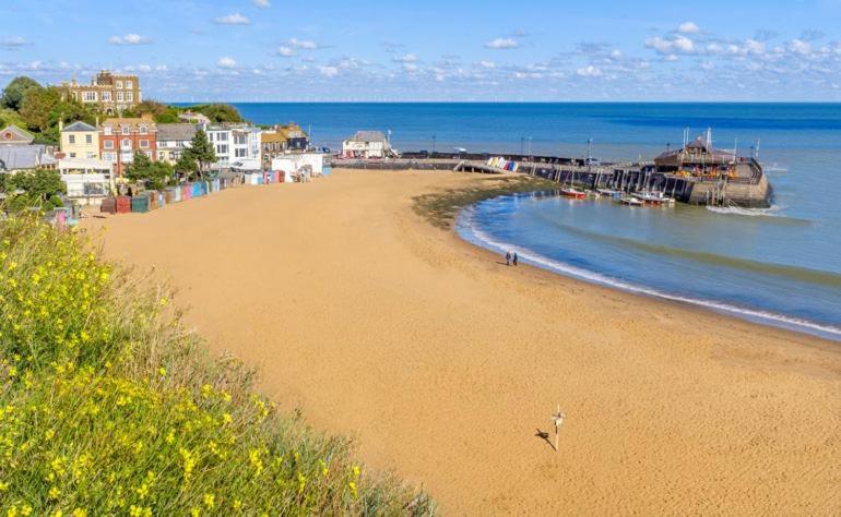 Bay Cottage By The Sea in Broadstairs. - Housity