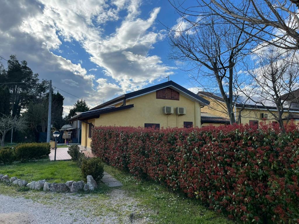 ein Haus mit einer Hecke vor einem Gebäude in der Unterkunft Le Ganze in Ceprano