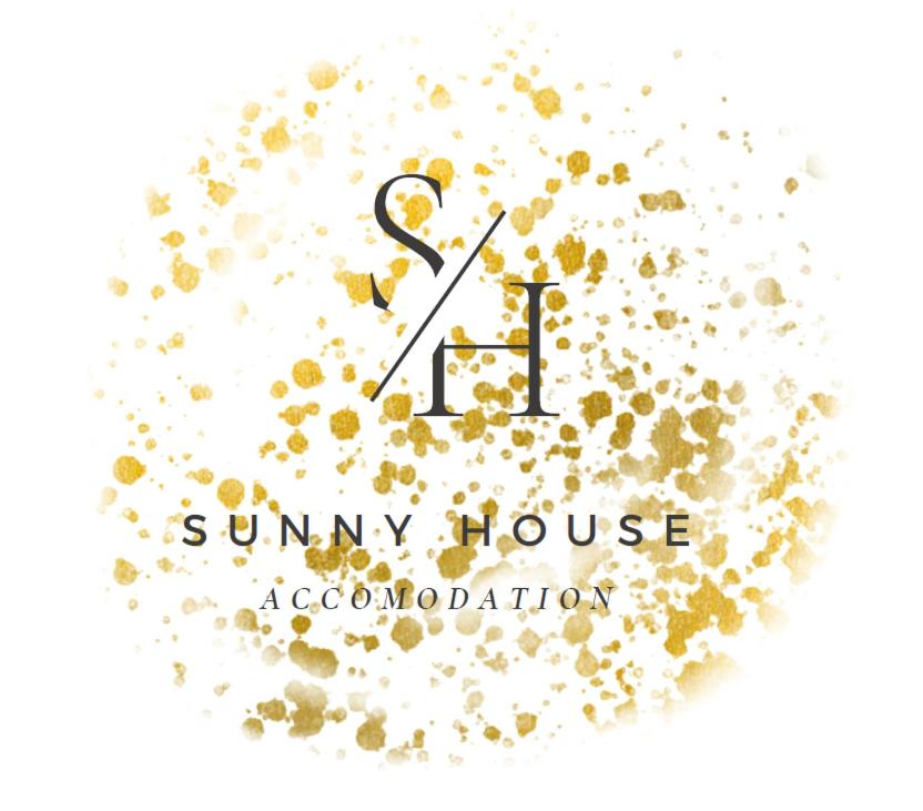 een gouden logo voor een zonnige huisvereniging bij SUNNY House in Tirana