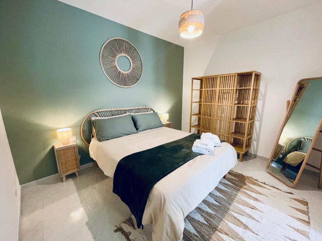 um quarto com uma cama grande e um espelho em Casa Antonia - Brand-new flat in the old town em Conversano