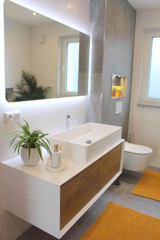 Großes Apartment mit Küche, Dusche, Badewanne, Balkon, Parkplatz vor dem Haus, ruhig gelegen, ADA4 - 5