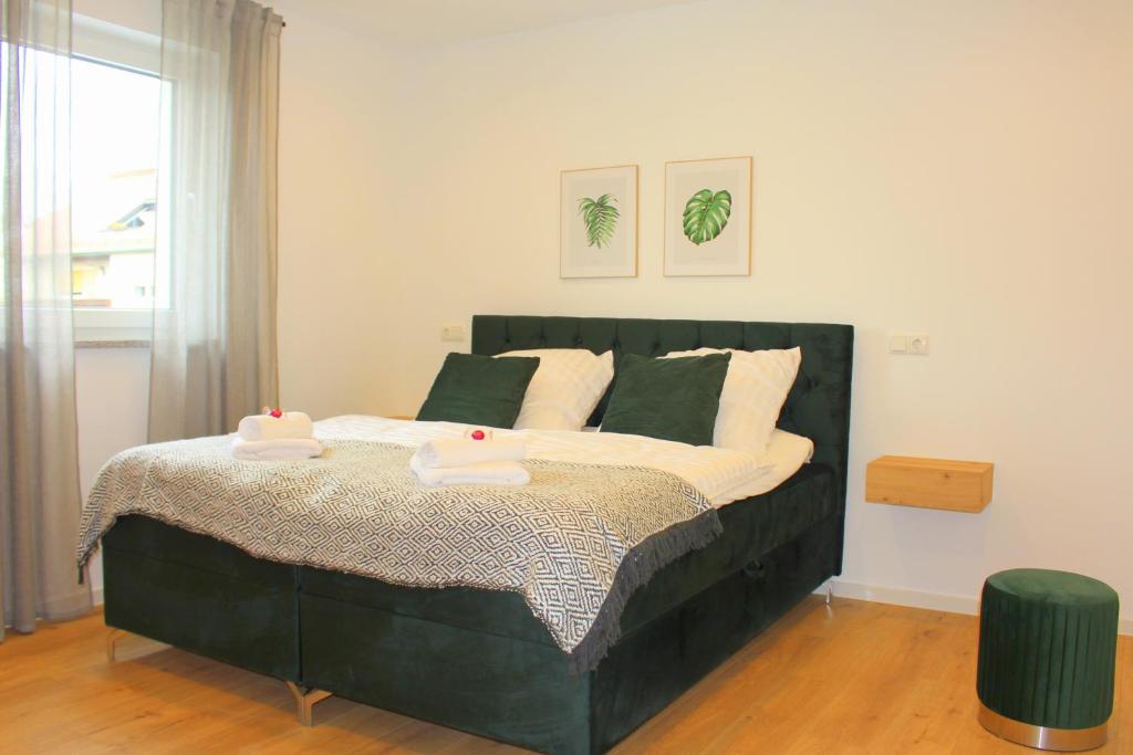 Großes Apartment mit Küche, Dusche, Badewanne, Balkon, Parkplatz vor dem Haus, ruhig gelegen, ADA4 - 6