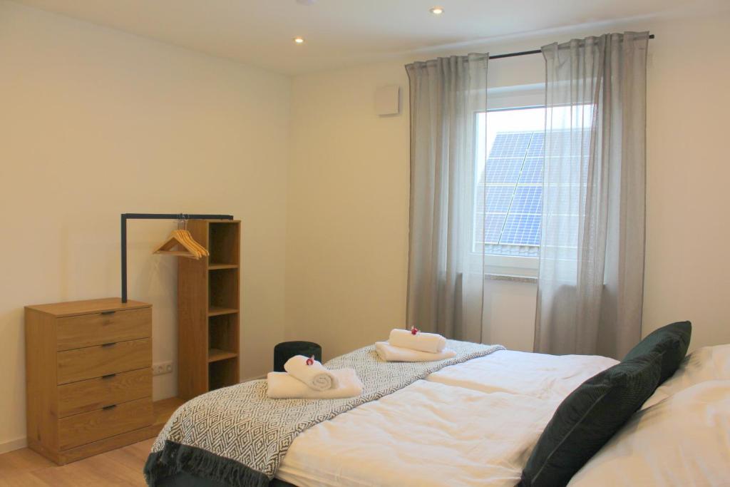 Großes Apartment mit Küche, Dusche, Badewanne, Balkon, Parkplatz vor dem Haus, ruhig gelegen, ADA4 - 7