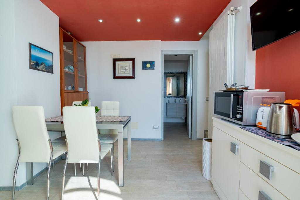 Kuchyň nebo kuchyňský kout v ubytování Il Paradiso sul Mare Apartment