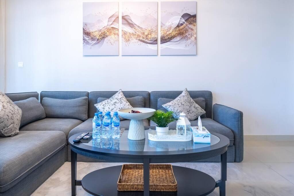 ein Wohnzimmer mit einem Sofa und einem Tisch in der Unterkunft 2BR Apartment in Harbour Views in Dubai
