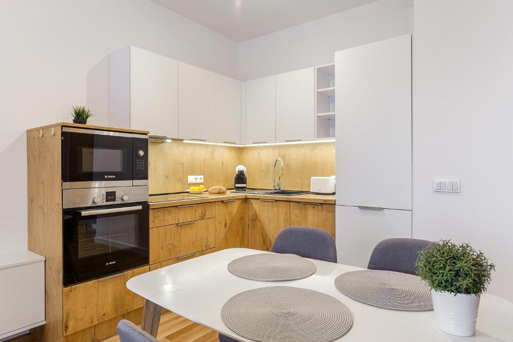 Kuchyňa alebo kuchynka v ubytovaní 19 Dzielnica Kolejowa P&O Serviced Apartments