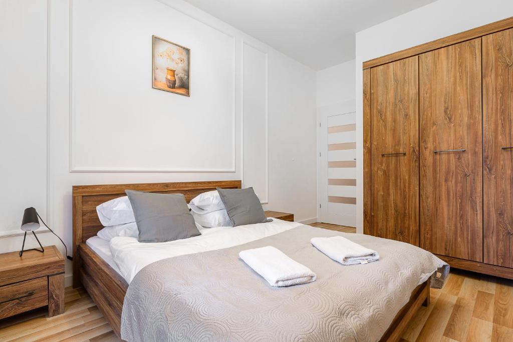 Posteľ alebo postele v izbe v ubytovaní 19 Dzielnica Kolejowa P&O Serviced Apartments