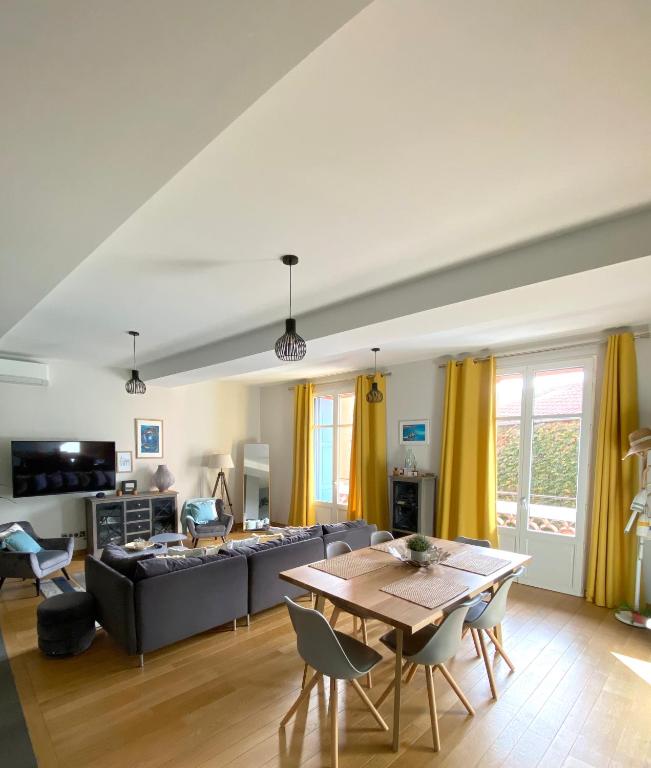 un salon avec un canapé et une table dans l'établissement L'équinoxe, à Collioure