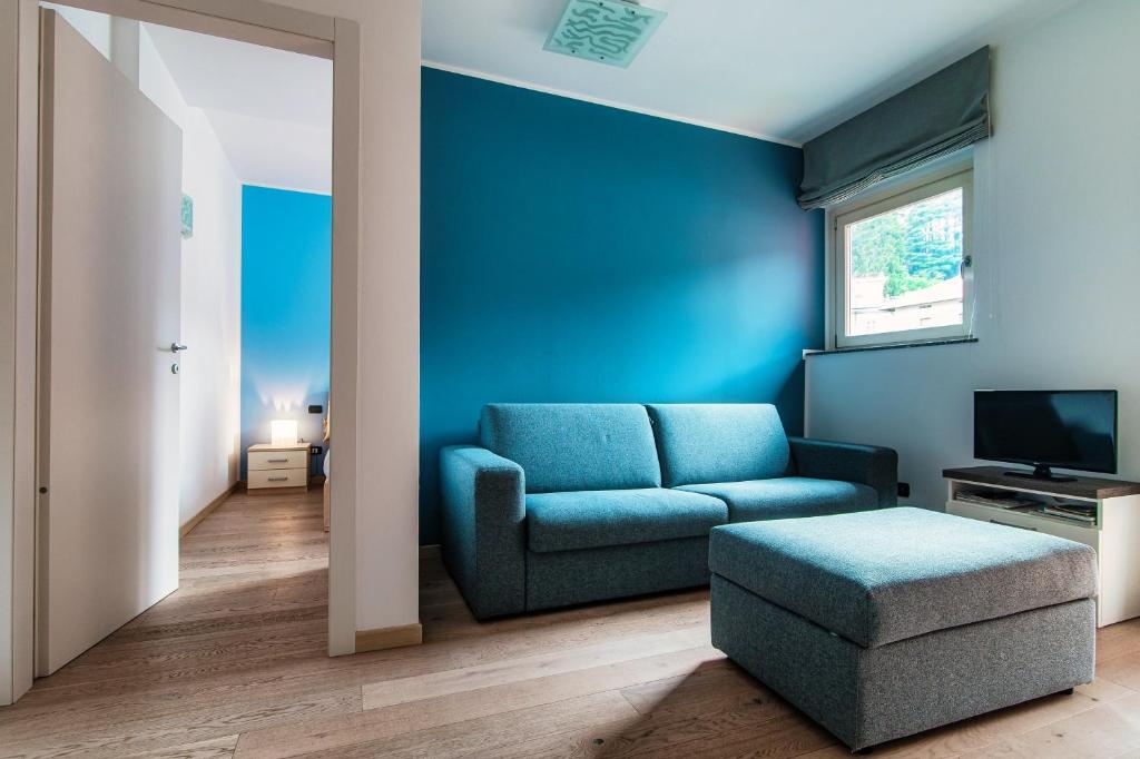 - un salon bleu avec un canapé et une chaise dans l'établissement My home at the Como Lake - private parking, à Côme