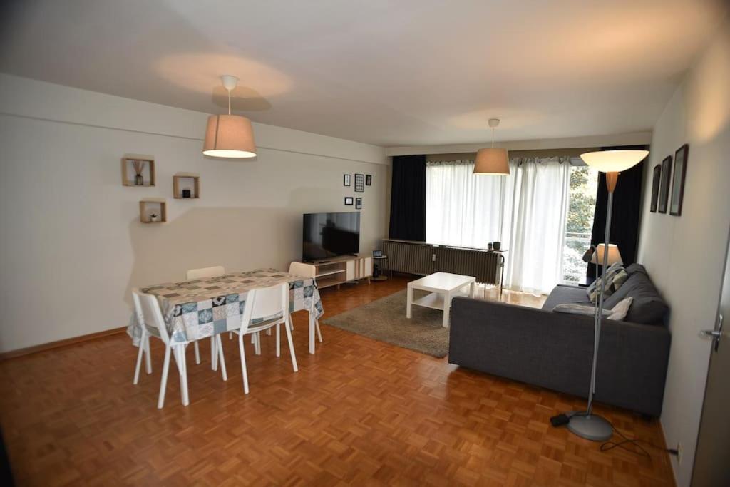 a living room with a couch and a table at Leuven Centrum Comfort in Leuven