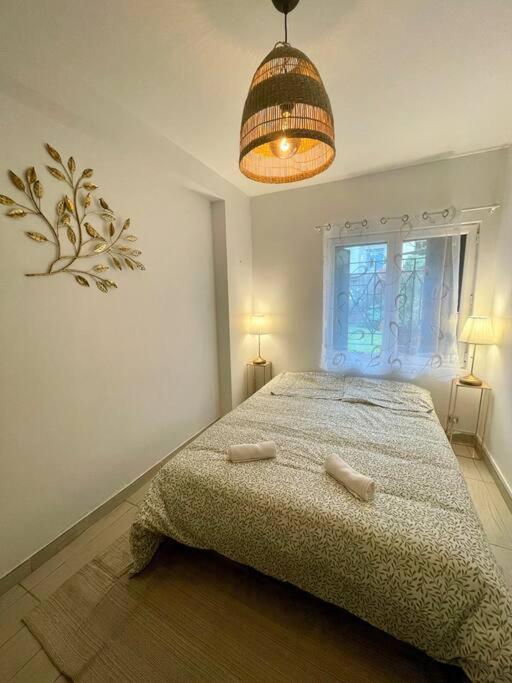 une chambre avec un lit avec deux oreillers dessus dans l'établissement Logement de charme à cachan, à Cachan