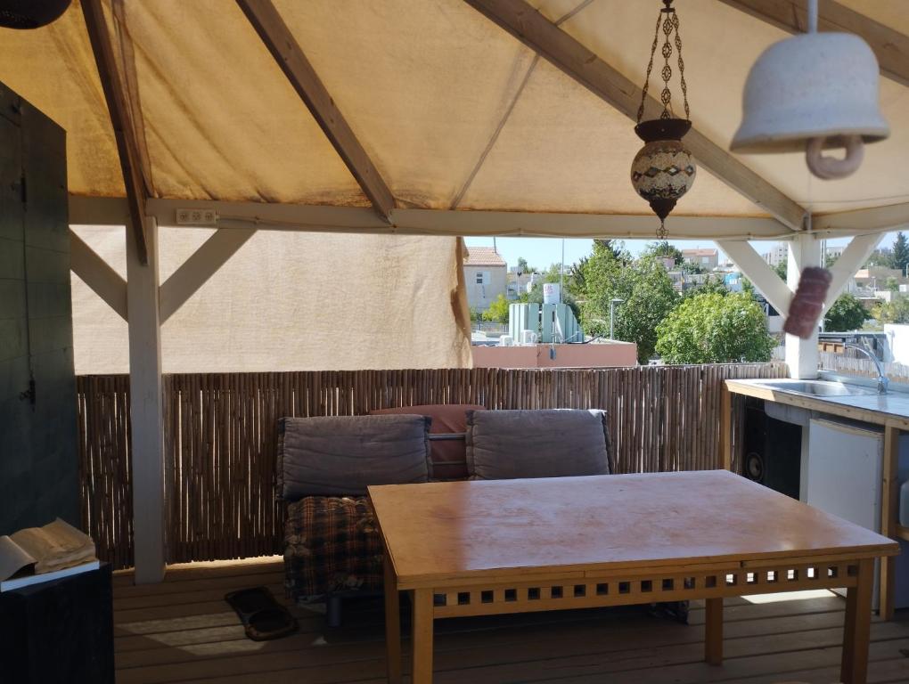 une terrasse avec une table et une tente dans l'établissement Star Gazing, à Mitzpe Ramon