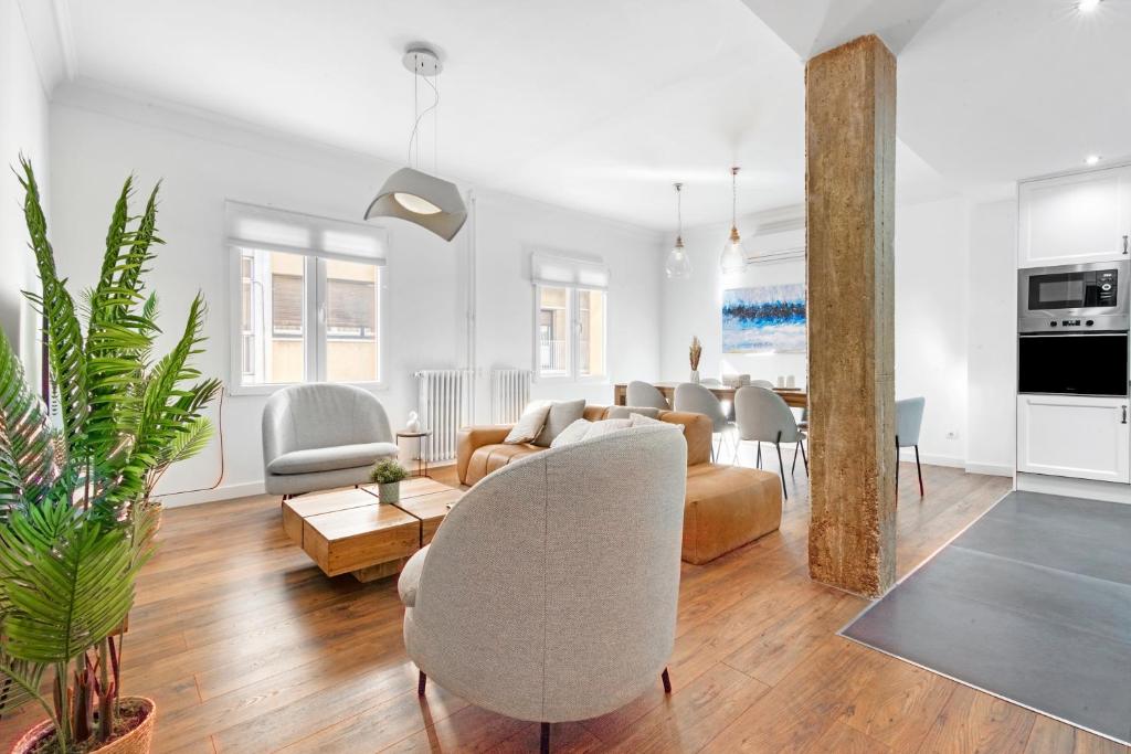 a living room with a couch and a table at Hogar Lujoso Centro Zaragoza in Zaragoza