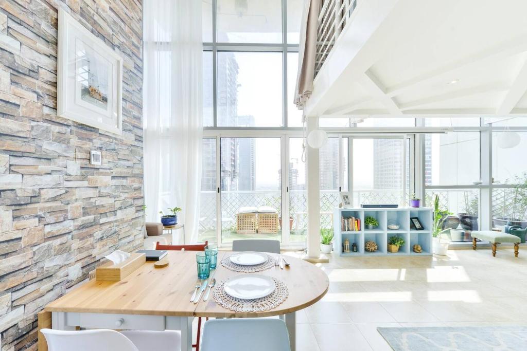 Uma área de estar em Jlt Spacious Corner Duplex Loft Panoramic Views