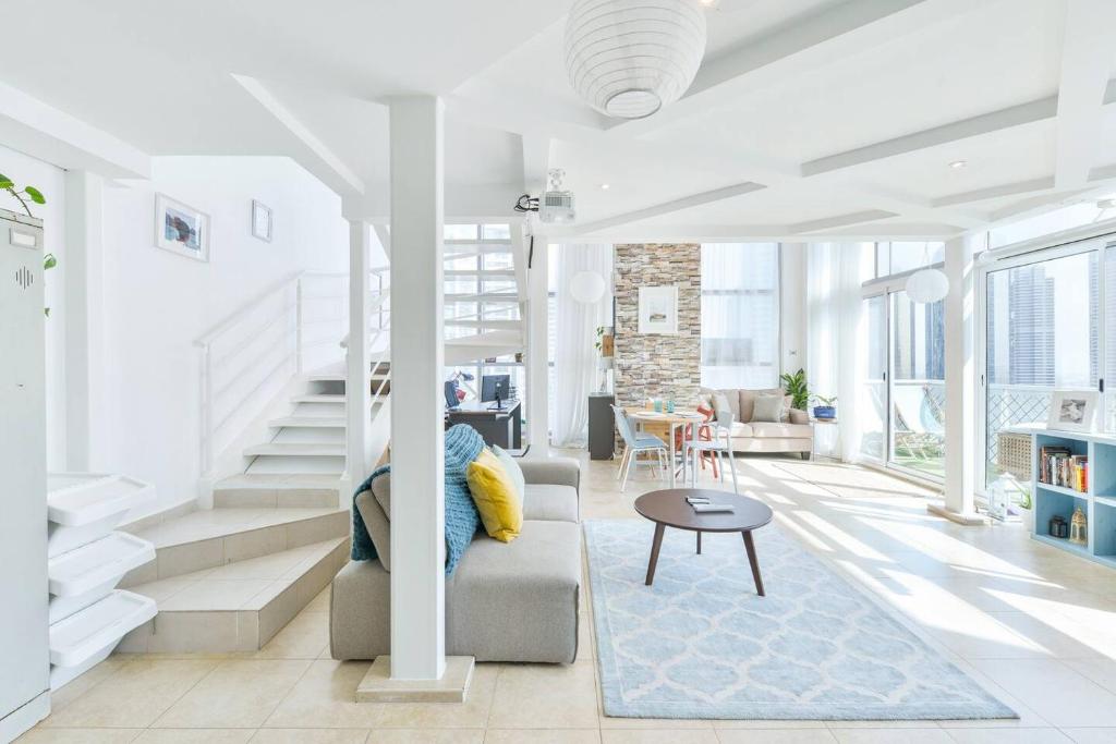 Χώρος καθιστικού στο Jlt Spacious Corner Duplex Loft Panoramic Views
