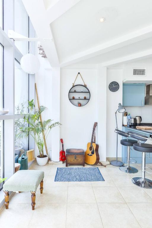A cozinha ou kitchenette de Jlt Spacious Corner Duplex Loft Panoramic Views