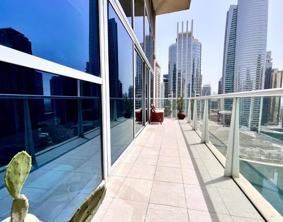 A piscina em ou perto de Jlt Spacious Corner Duplex Loft Panoramic Views