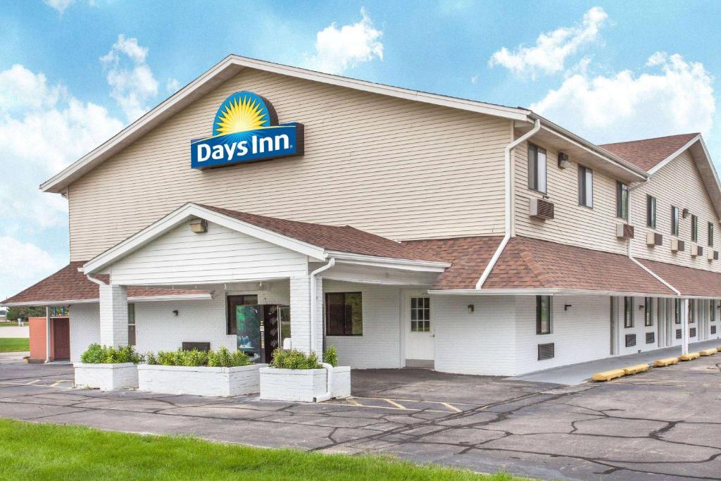 a days inn sign on the front of a building at Days Inn by Wyndham Farmer City in Farmer City