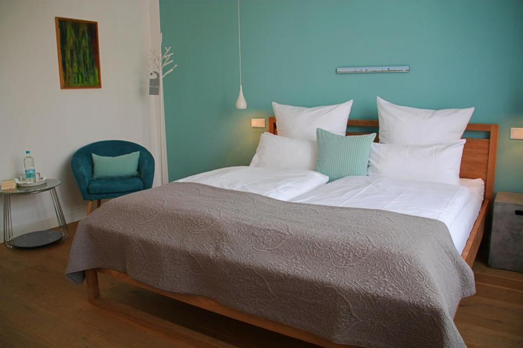 Postel nebo postele na pokoji v ubytování Hotel Altes Dichterhaus