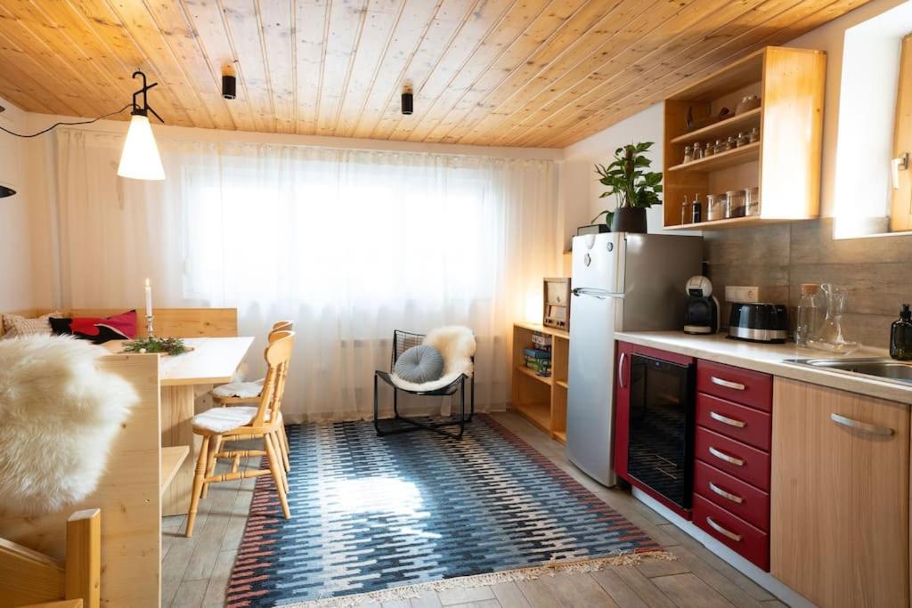 Virtuvė arba virtuvėlė apgyvendinimo įstaigoje Ski Hut Smučka