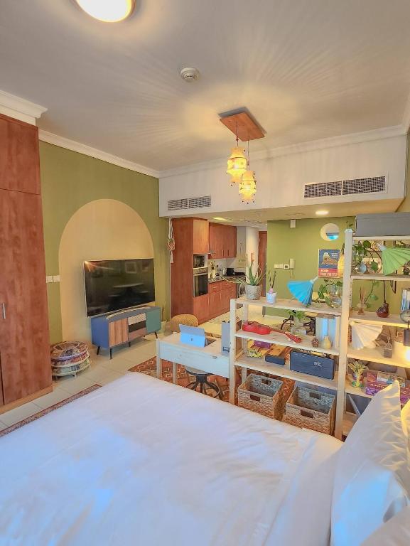 Ein Bett oder Betten in einem Zimmer der Unterkunft Rustic Elegance By The Lake Studio Cabin In Jlt