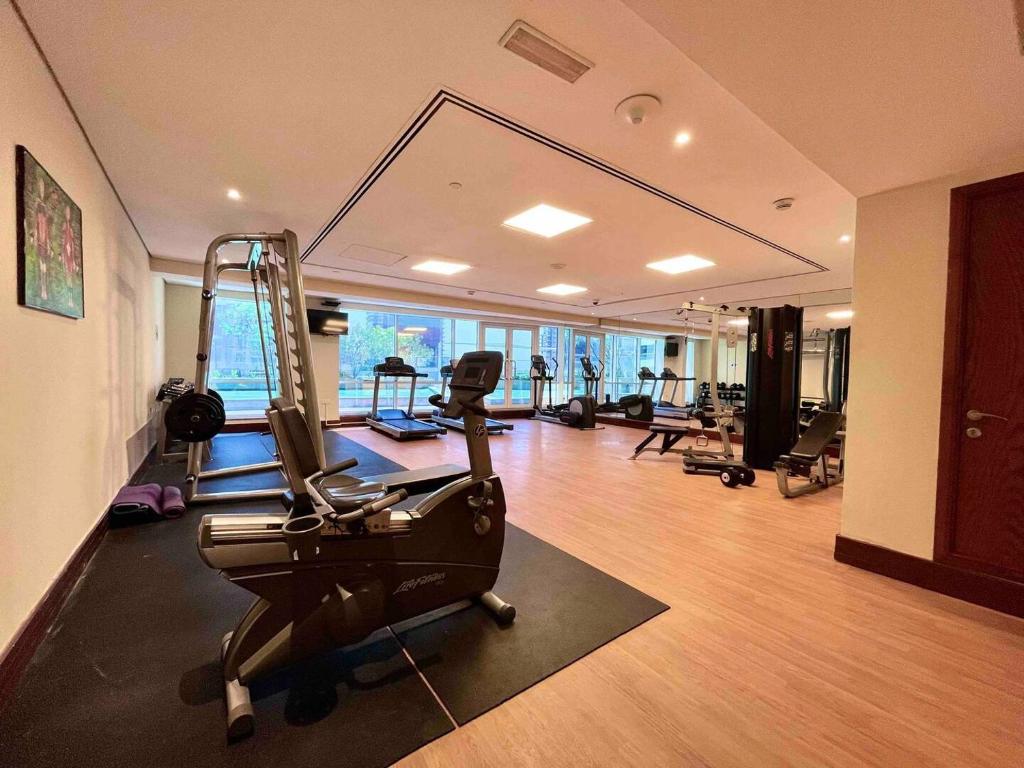 Das Fitnesscenter und&#47;oder die Fitnesseinrichtungen in der Unterkunft Rustic Elegance By The Lake Studio Cabin In Jlt