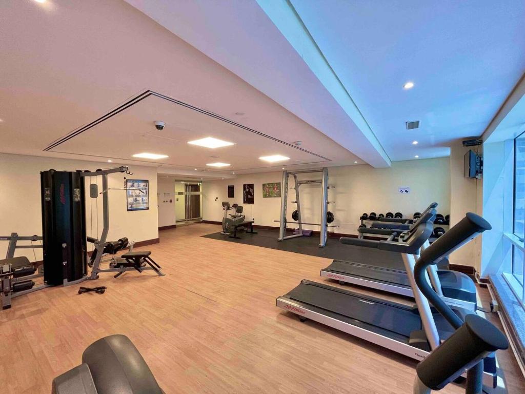 Das Fitnesscenter und&#47;oder die Fitnesseinrichtungen in der Unterkunft Rustic Elegance By The Lake Studio Cabin In Jlt