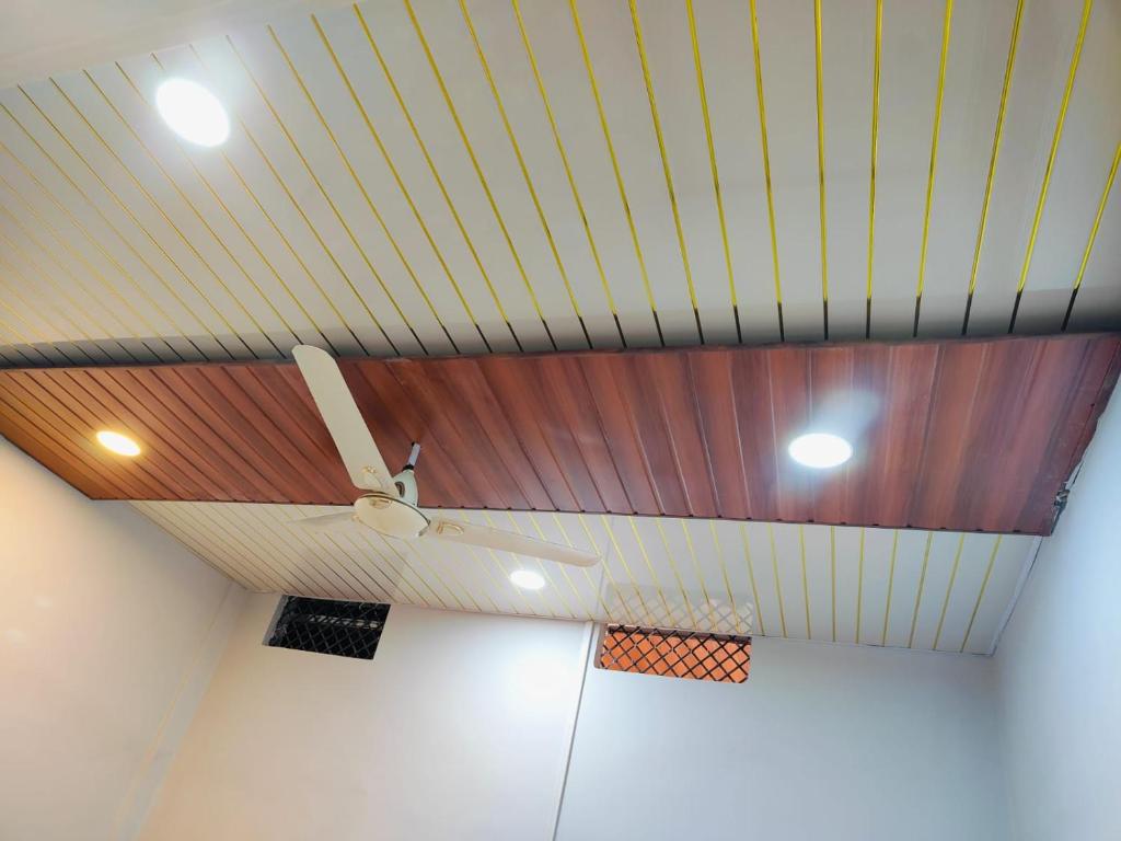 um tecto num quarto com uma ventoinha de tecto em VARDAN PALACE em Ujaim