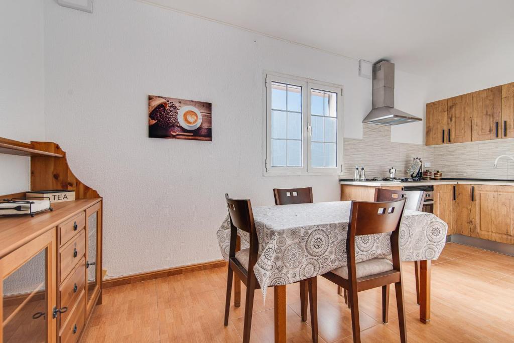 a kitchen with a table and chairs in a room at Apartamento Buen Hogar in San Bartolomé de Tirajana