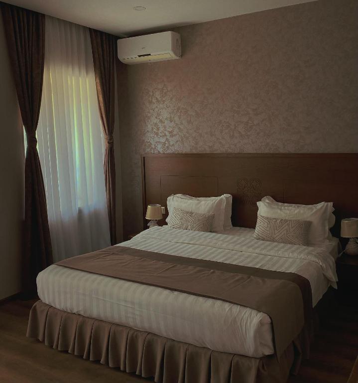 Una cama o camas en una habitación de Old Metekhi History
