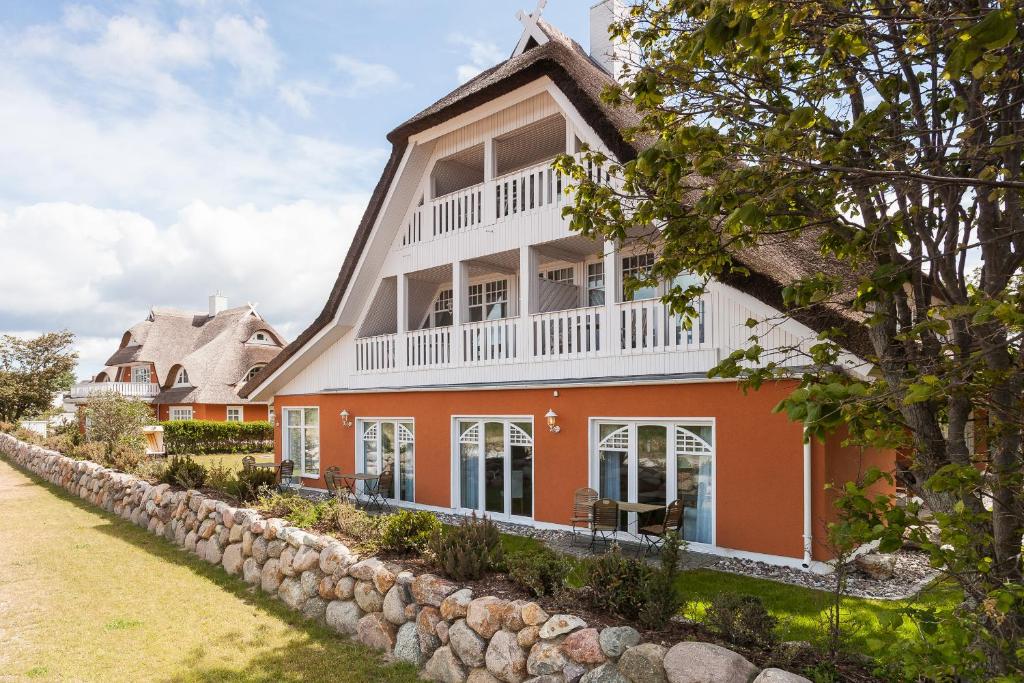 una grande casa arancione con tetto bianco di Strandhaus Claassen 08 a Ahrenshoop