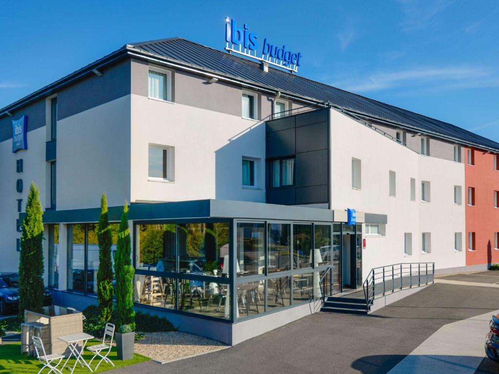 een gebouw met een bord dat dit hotel leest bij ibis Budget Mâcon Crêches in Chaintré