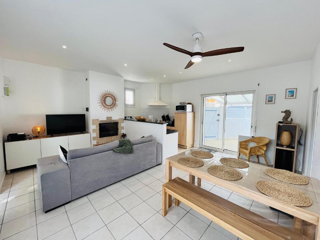 un salon avec un canapé et une table dans l'établissement Maison du centre, charme & océan, à Saint-Jean-de-Monts