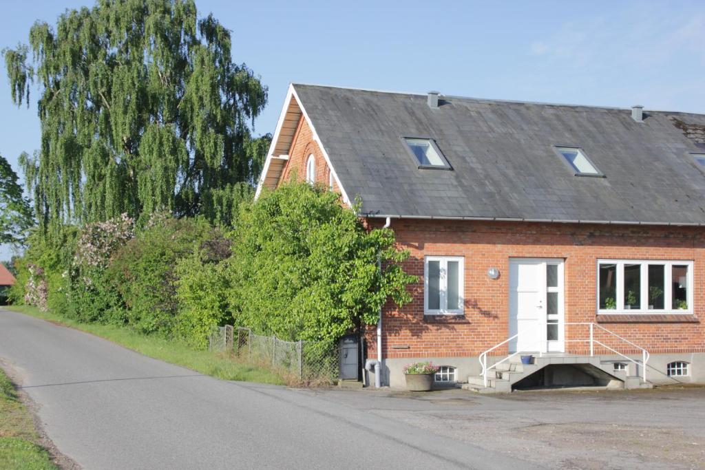 a red brick house with a black roof at Bed and Breakfast i Gelsted in Gelsted