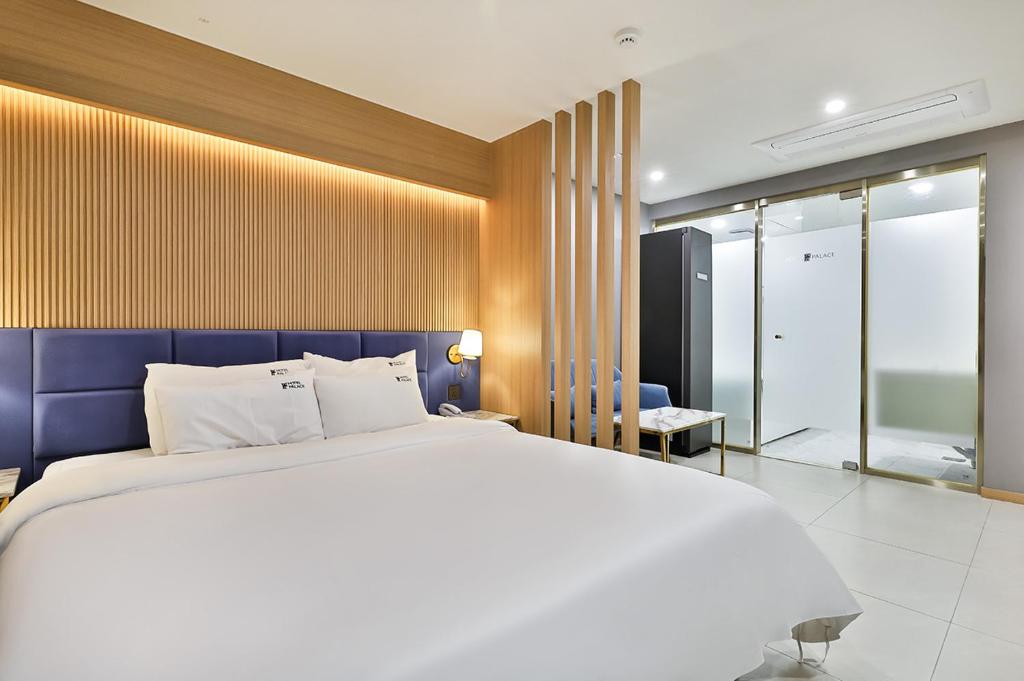 Postel nebo postele na pokoji v ubytování Hotel Palace Gyeongju