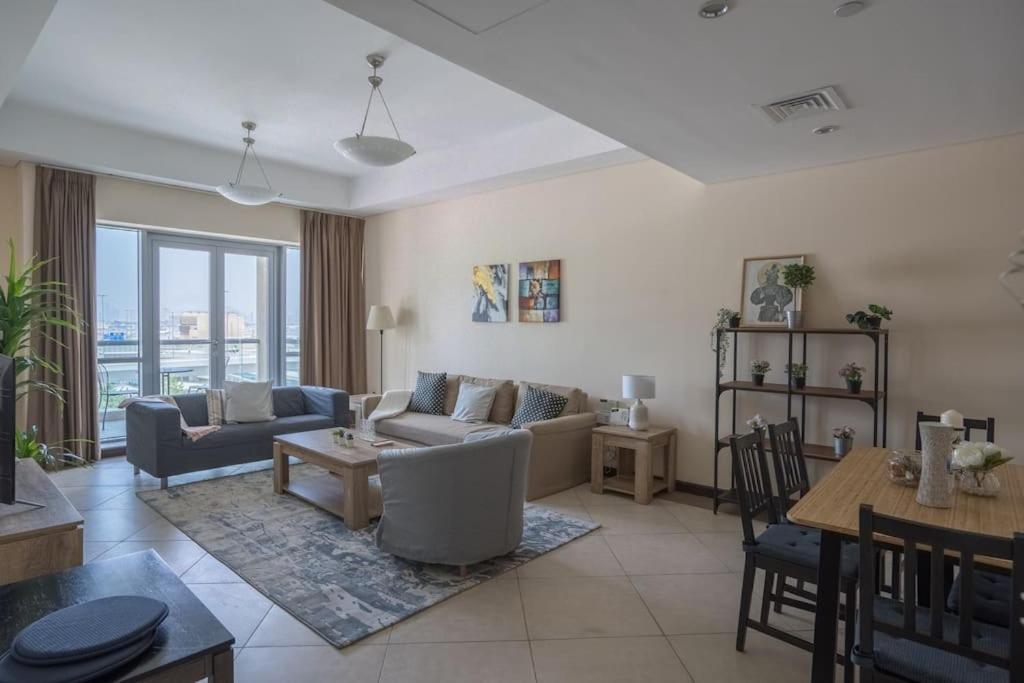 HiGuests - Incredible City Views in Deira 5-min to Airport في دبي: غرفة معيشة مع أريكة وطاولة