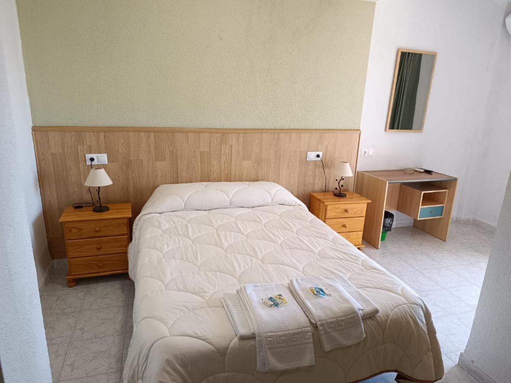 1 dormitorio con 1 cama grande y 2 mesitas de noche en Hotel La Galera del Mar - Altea en Altea