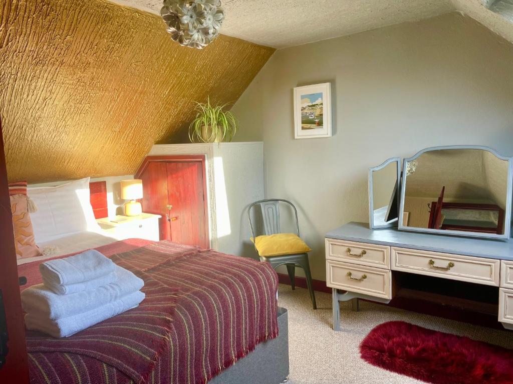 Un pat sau paturi într-o cameră la Stable End Cottage