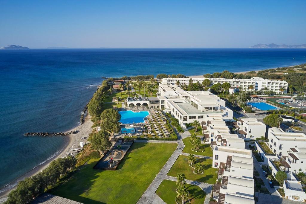 Atlantica Beach Resort Kos في كاردامينا: اطلالة جوية على المنتجع والمحيط