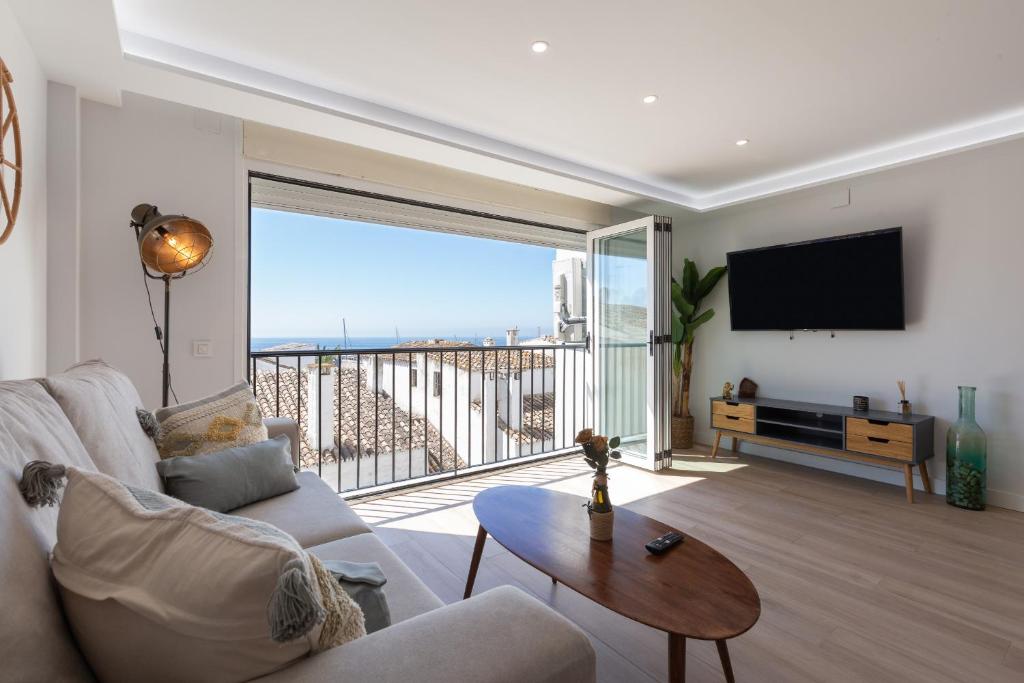 a living room with a couch and a flat screen tv at Apartamento con vistas en Puerto Banús in Marbella