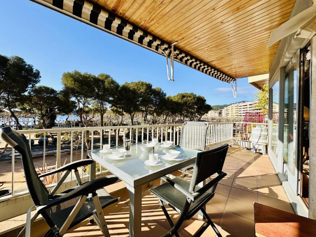 a white table and chairs on a balcony at Passeig CostaBravaSi in Sant Feliu de Guíxols