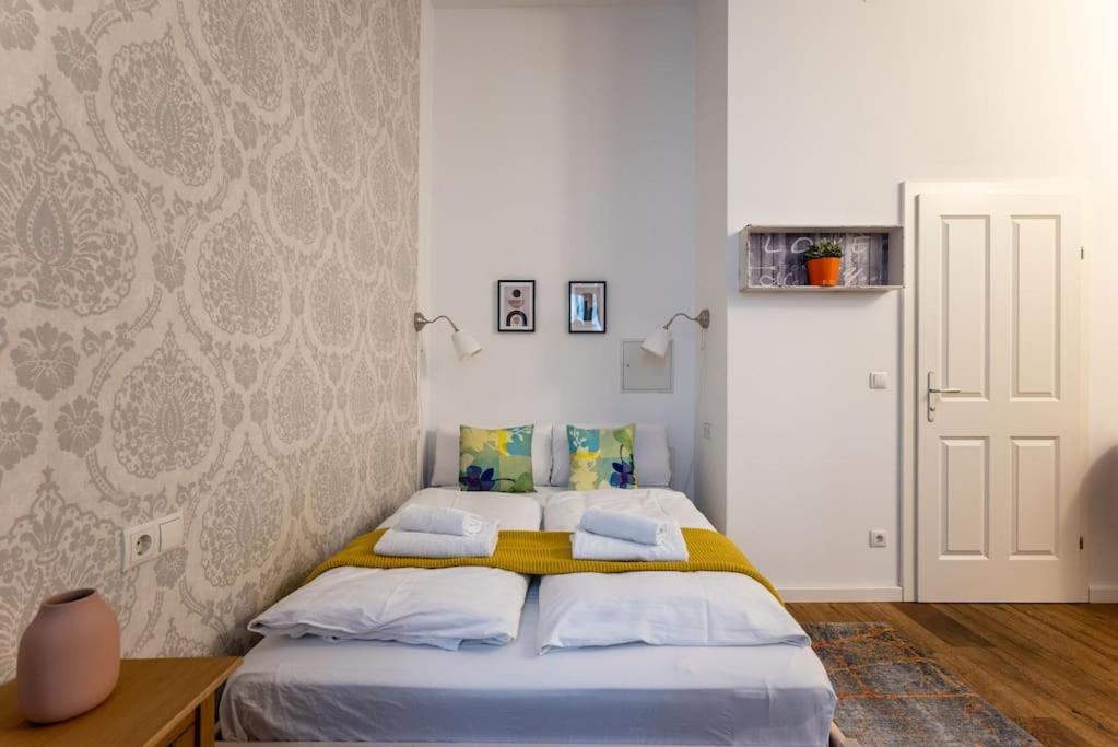 um quarto com uma cama com duas almofadas em HM • Compact Studio Near Center em Viena