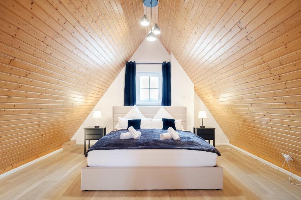 Postel nebo postele na pokoji v ubytování NEU Deluxe Suite Münsterblick, Maisonette, Kingsize Bett, Küche, Netflix, Aussicht, E-Kamin