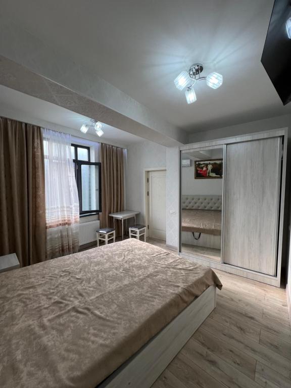 塔什坎的住宿－Отель-музей，一间卧室配有一张大床和一张桌子