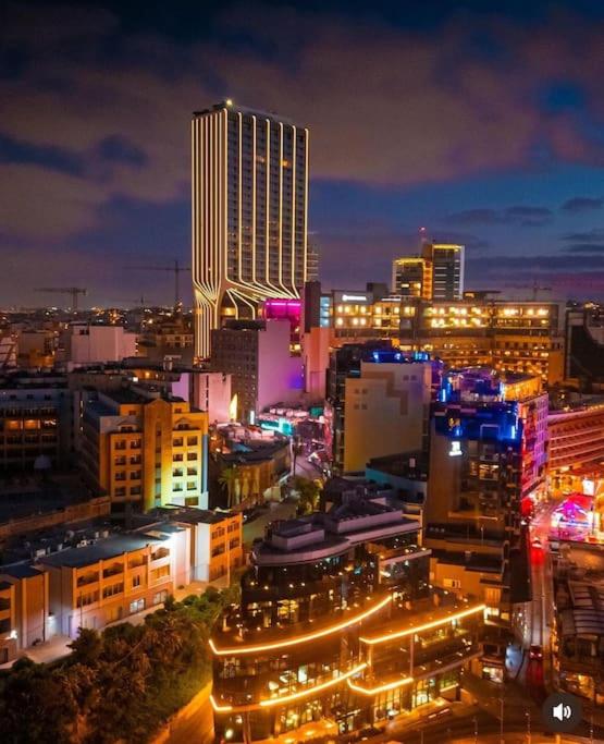 Nespecifikovaný výhled na destinaci Paceville nebo výhled na město při pohledu z apartmánu