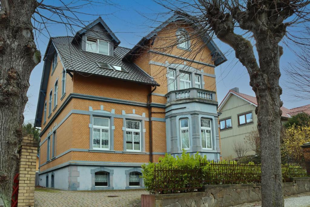 a large brick house with a gambrel at Ferienwohnung -Villa Am Stadtpark- Blankenburg mit Balkon und Sauna in Blankenburg
