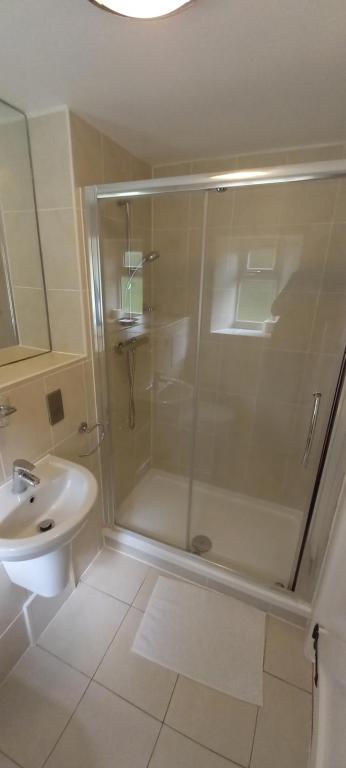 Ein Badezimmer in der Unterkunft Cotswold Merrymouth Inn