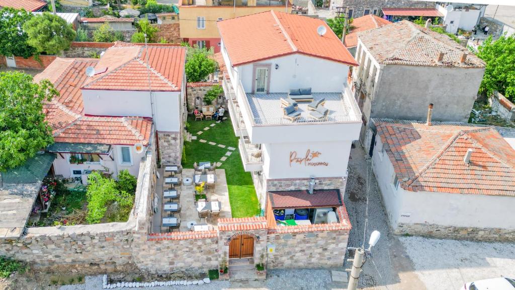 uma vista aérea de uma casa com um quintal em PARLA KÜÇÜKKÖY em Ayvalık